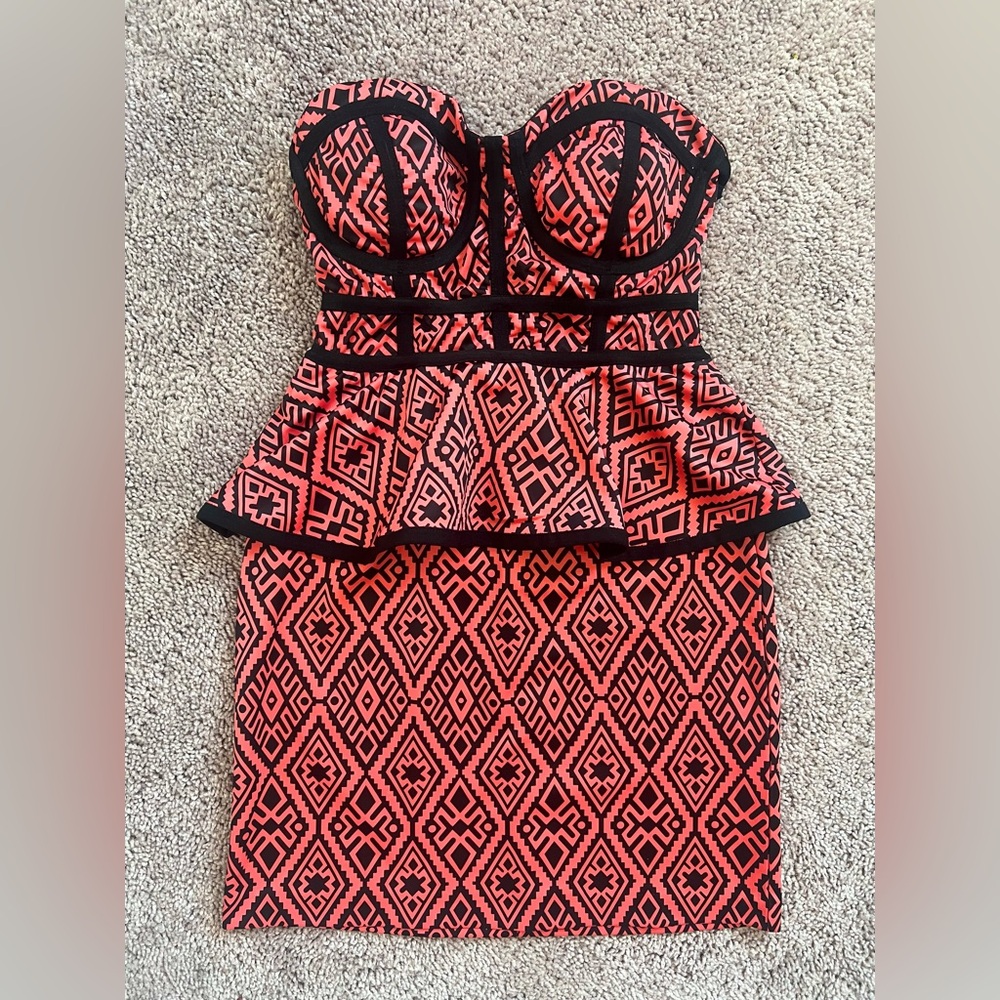 Bebe Strapless Peplum Mini Dress Built in Bra Pink Geometric Sexy XS